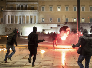 Görögországi vasúti tragédia – Bocsánatot kért a miniszterelnök, folytatódnak a zavargások
