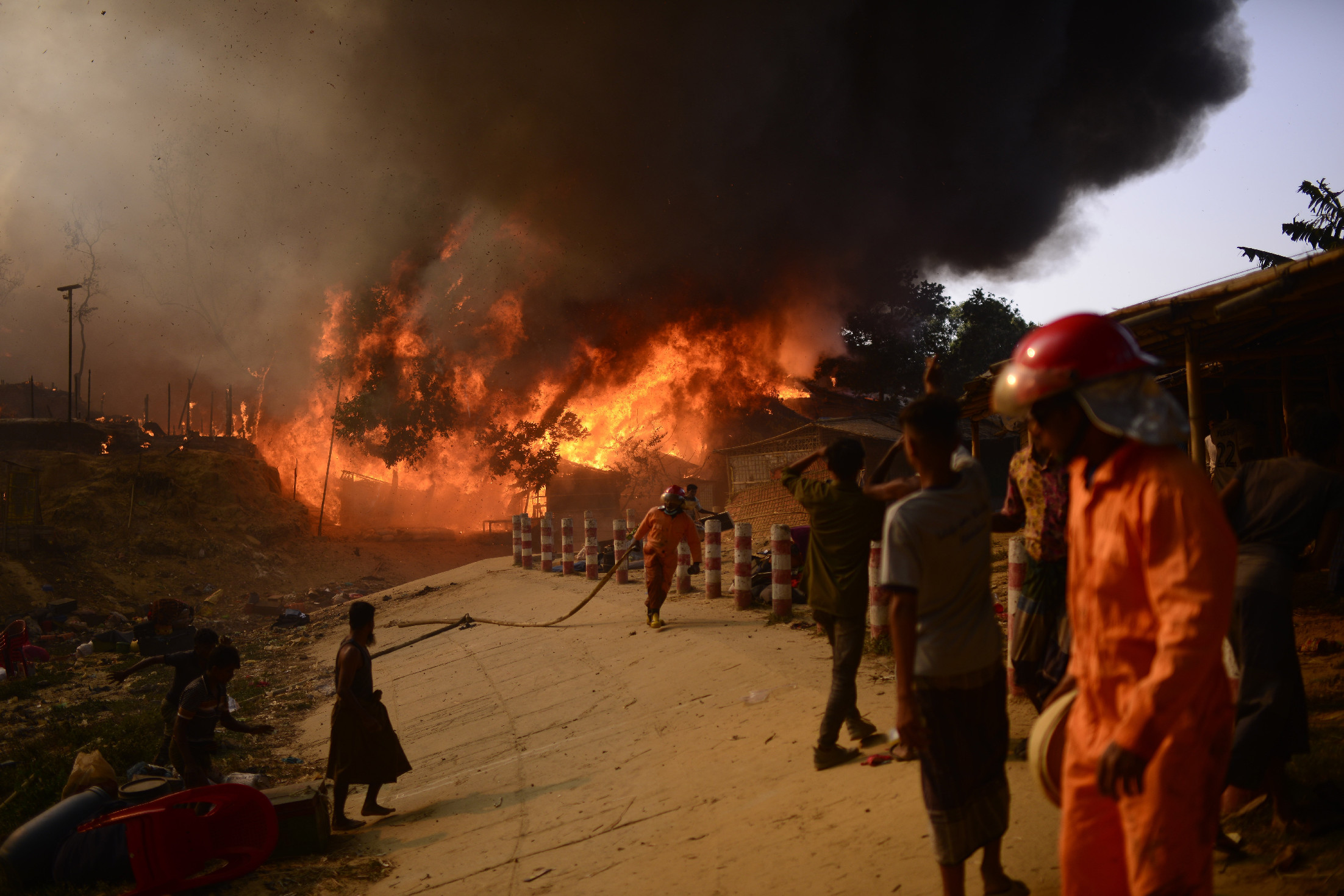 Ezrek maradtak fedél nélkül egy bangladesi rohingja menekülttáborban keletkezett tűz miatt