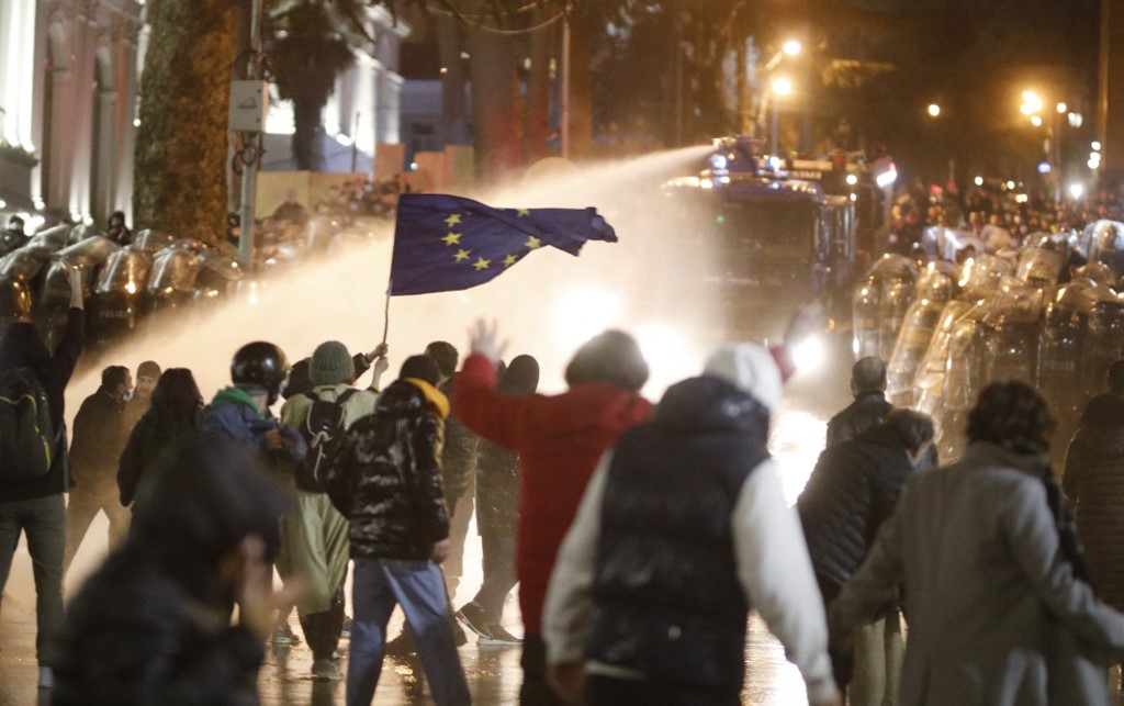 Könnygázzal, vízágyúval oszlatták fel az ellenzéki tüntetést Tbilisziben