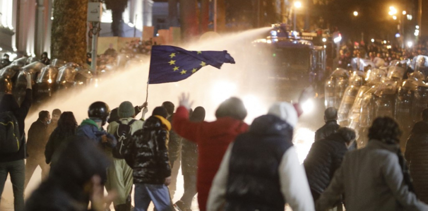 Könnygázzal, vízágyúval oszlatták fel az ellenzéki tüntetést Tbilisziben