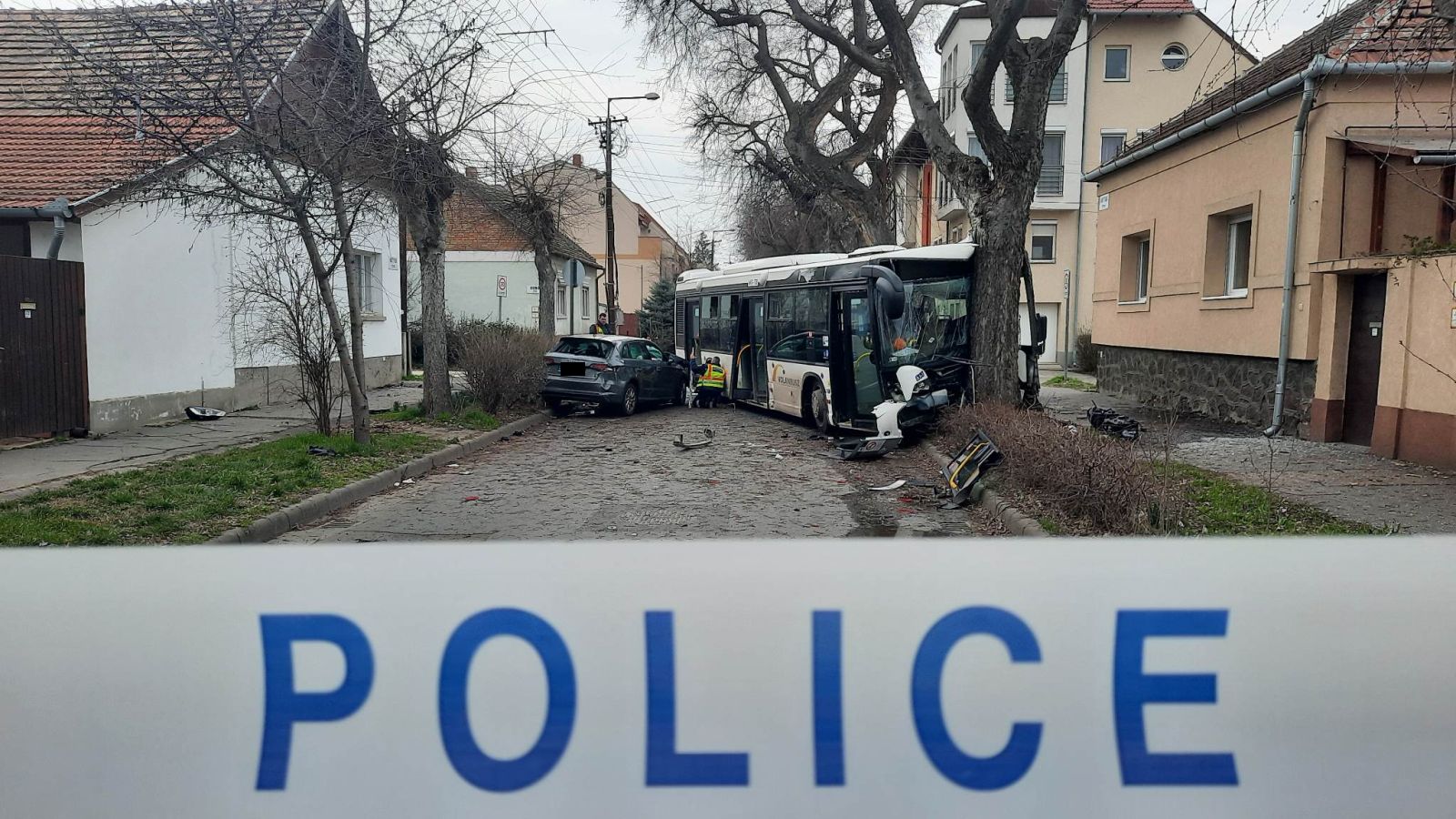 Mentők: mintegy húszan megsérültek egy buszbalesetben Mezőberény és Békés között