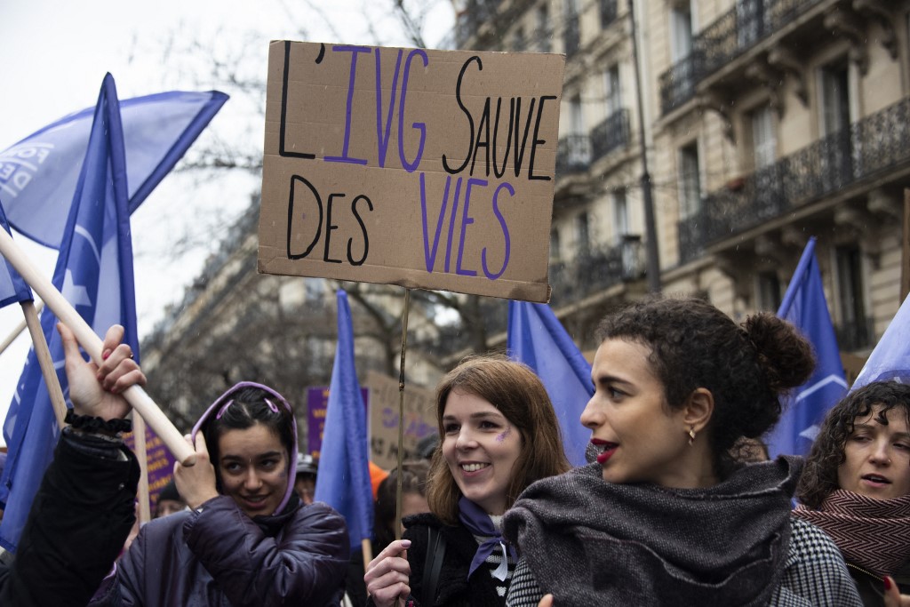 Támogatja Macron, hogy alkotmányba írják az abortusz jogát