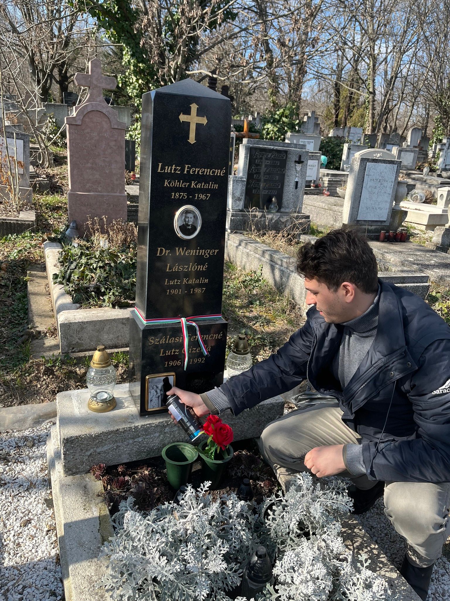 Fekete festékkel fújták le Szálasi Ferencné sírját a Farkasréti temetőben