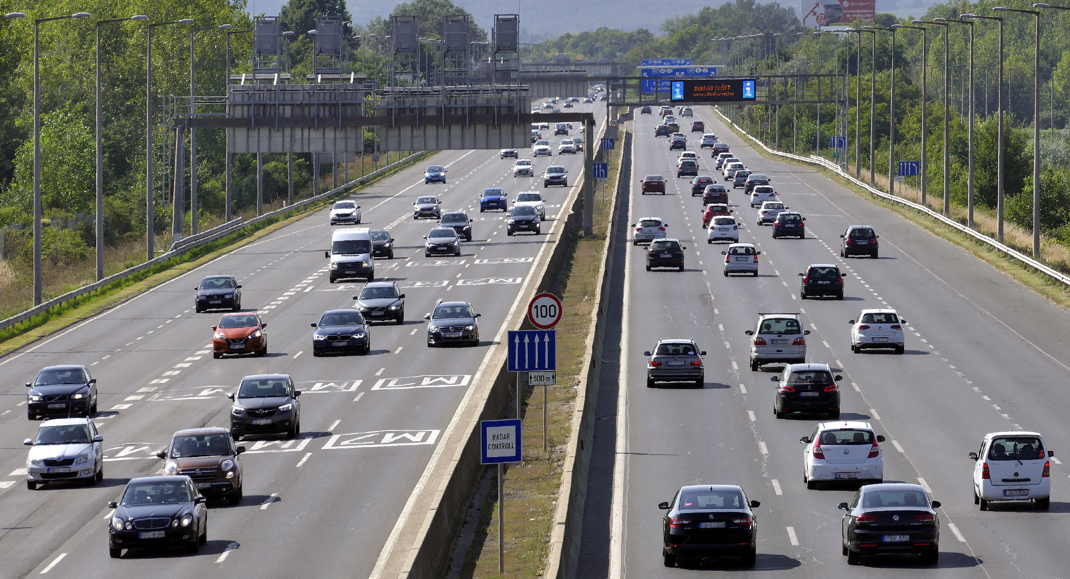 Homokfelhő rontja a látási körülményeket az M1-esen, Nagyszentjánosnál