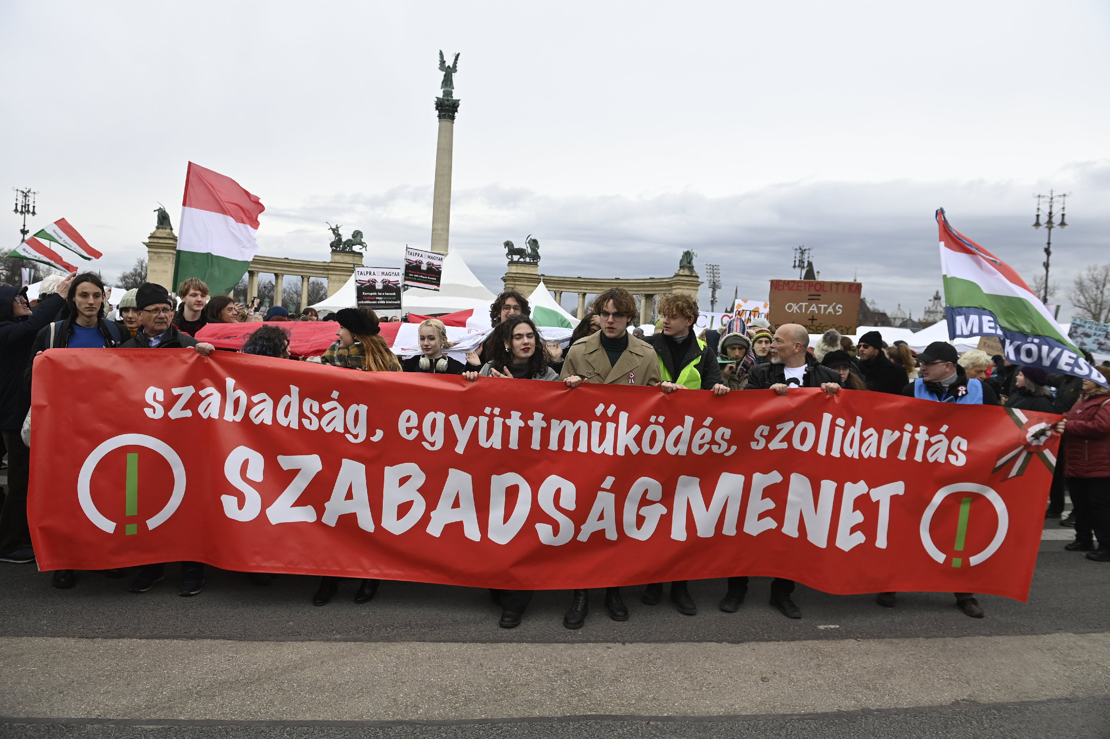 Elfoglalják a Kossuth teret kedden a státusztörvény miatt tüntetők