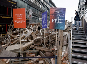 Korhű barikádokkal és modern Pilvax Kávéházzal emlékezik Berlin a népek tavaszára
