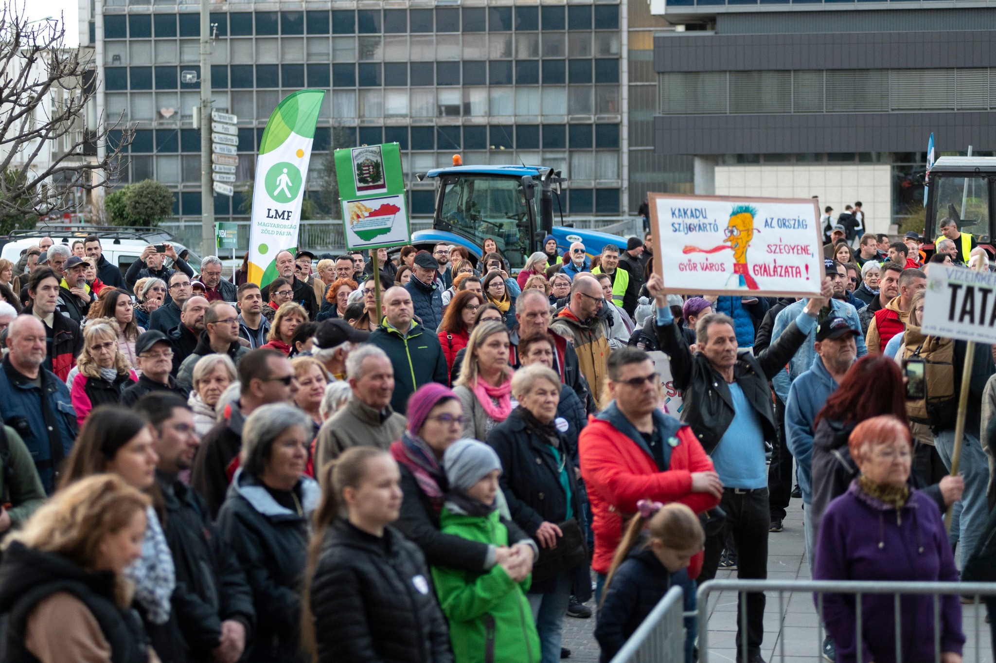 Több százan tüntettek az akkumulátorgyár ellen Győrben