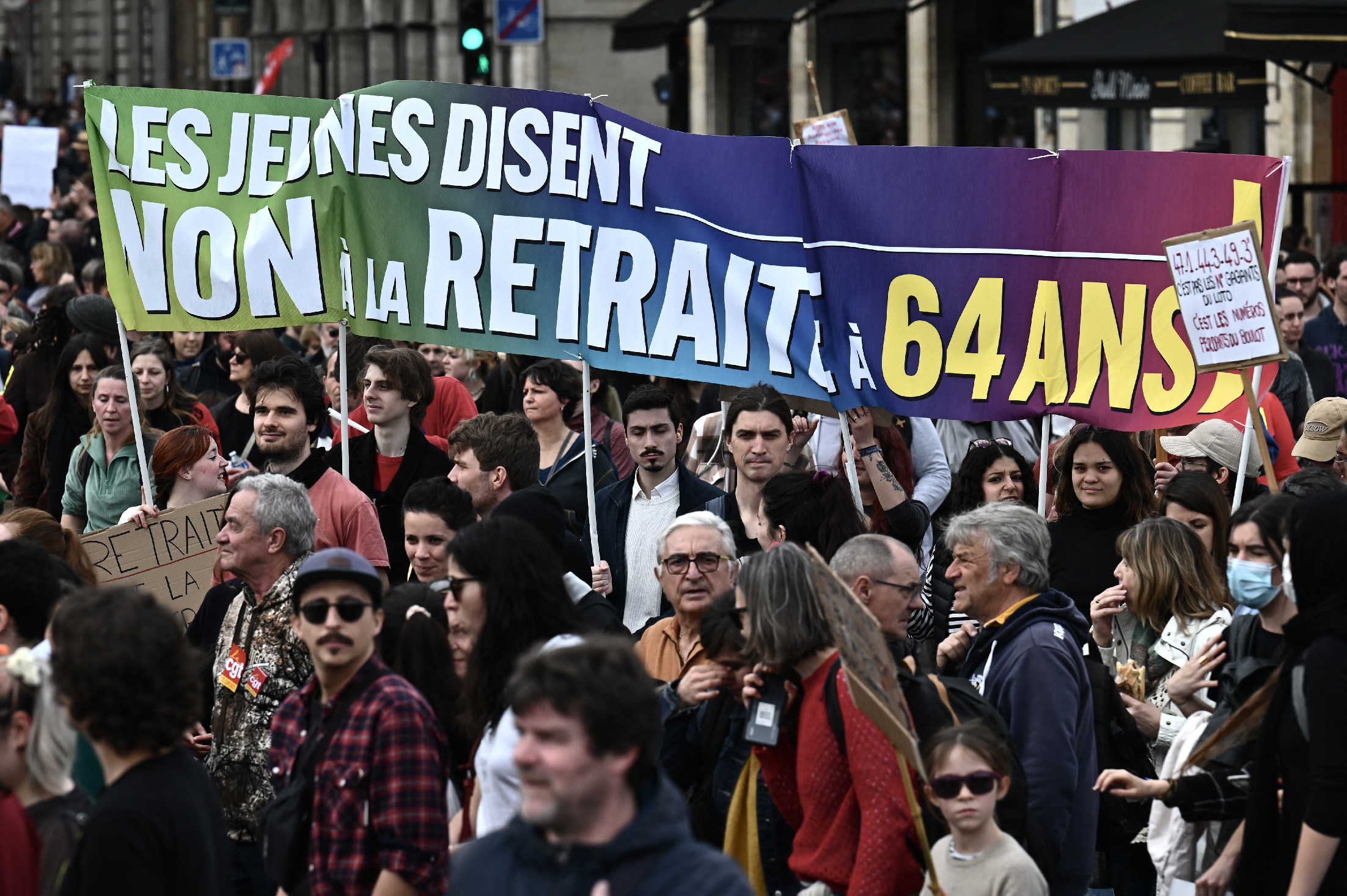 Folytatódnak a tiltakozások Franciaországban a nyugdíjreform ellen, blokád alá vontak egy LNG-terminált