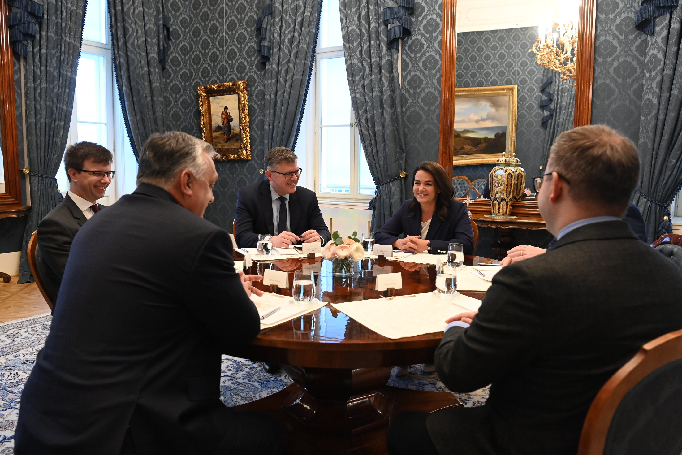Novák Katalin a Sándor-palotában fogadta Orbán Viktort