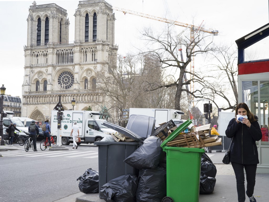 Felfüggesztik a kukássztrájkot Párizsban