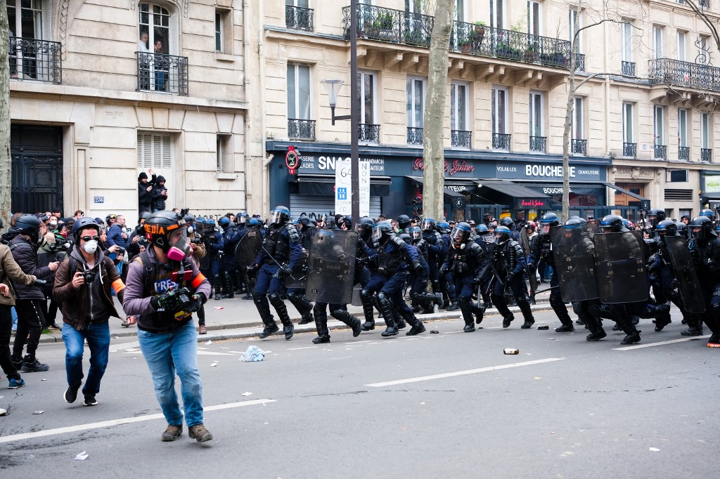 Jézus az égő barikádokon, újságírókat rohamozó rendőrök – képekben a franciák tizedik akciónapja