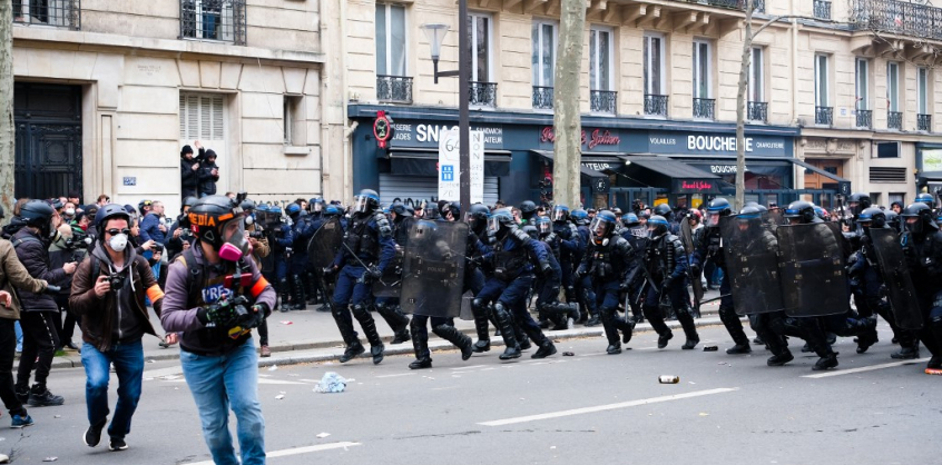 Jézus az égő barikádokon, újságírókat rohamozó rendőrök – képekben a franciák tizedik akciónapja