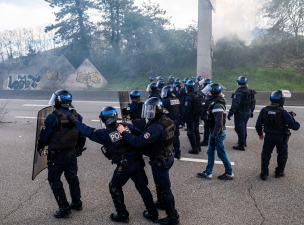 A franciaországi tüntetéseken 175 rendőr is megsérült