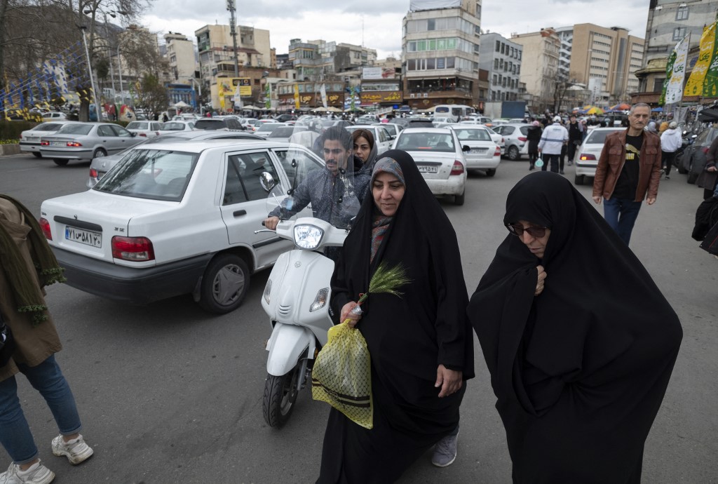 Szigorít a fejkendők viselésén Irán