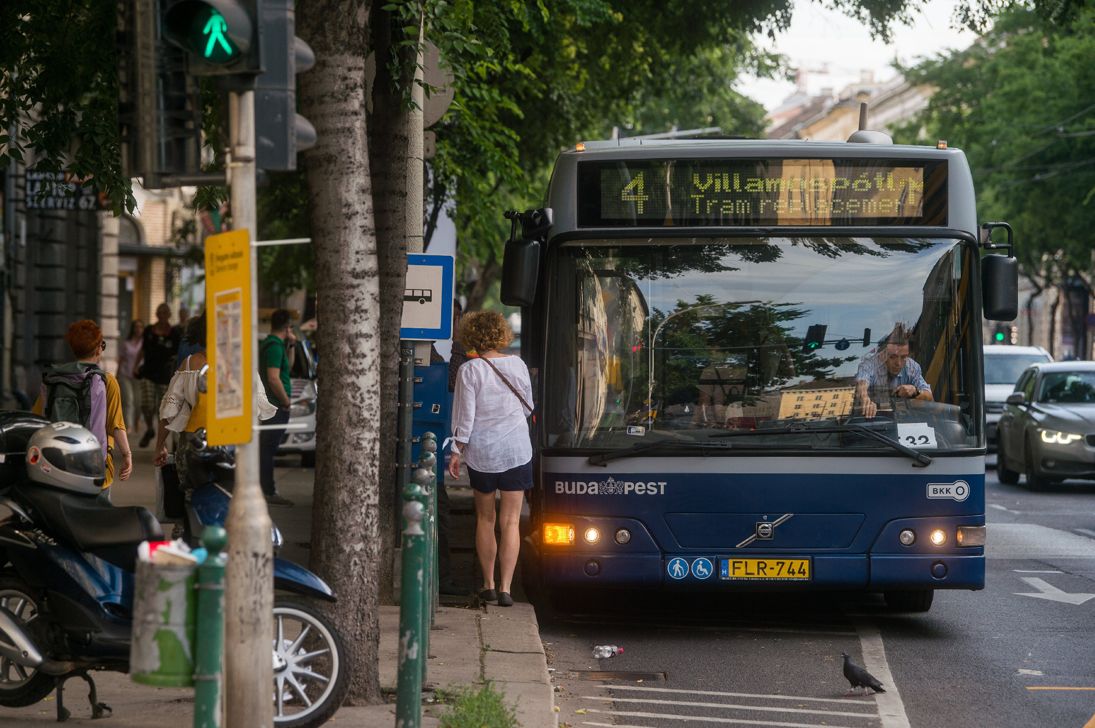 Pótlóbusz közlekedik a 6-os villamos helyett keddre virradó éjszaka