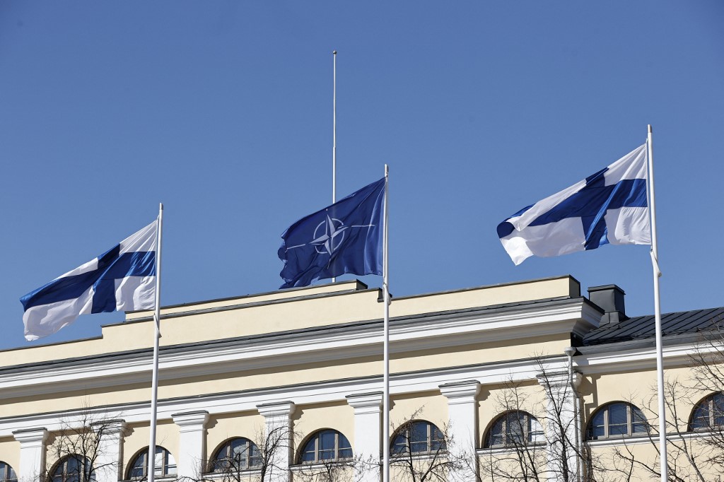 Felvonták a NATO lobogóját Helsinkiben, Finnország a szövetség 31. tagja lett