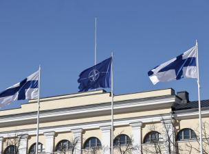 Felvonták a NATO lobogóját Helsinkiben, Finnország a szövetség 31. tagja lett