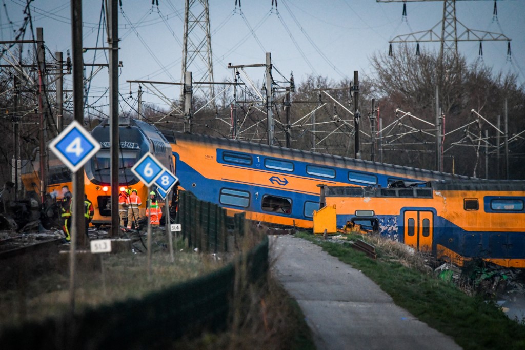 Összeütközött két vonat Hollandiában, sok sérült