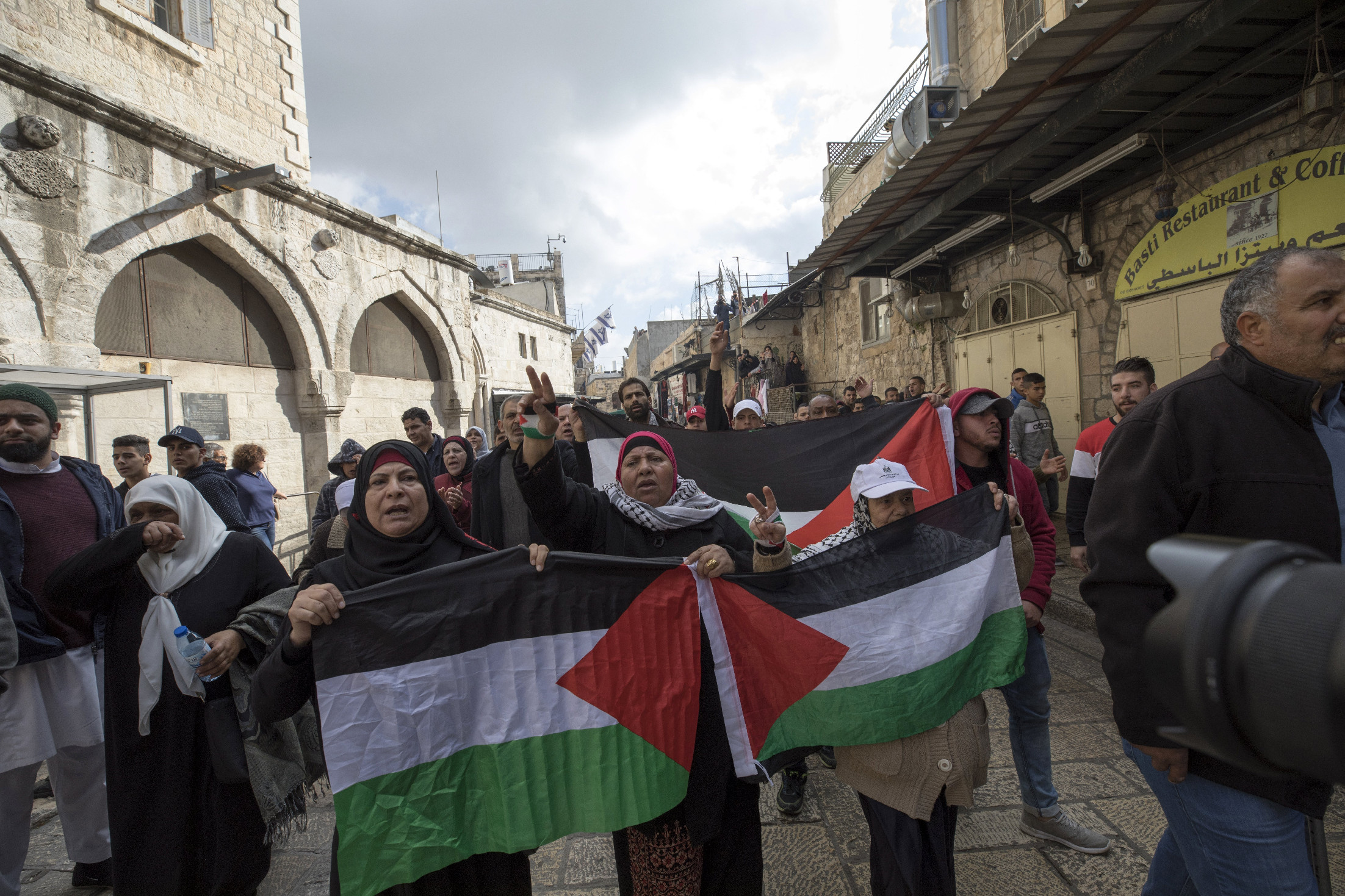 Letartóztattak 350 palesztint az Al-Aksza mecsetben kitört zavargások miatt