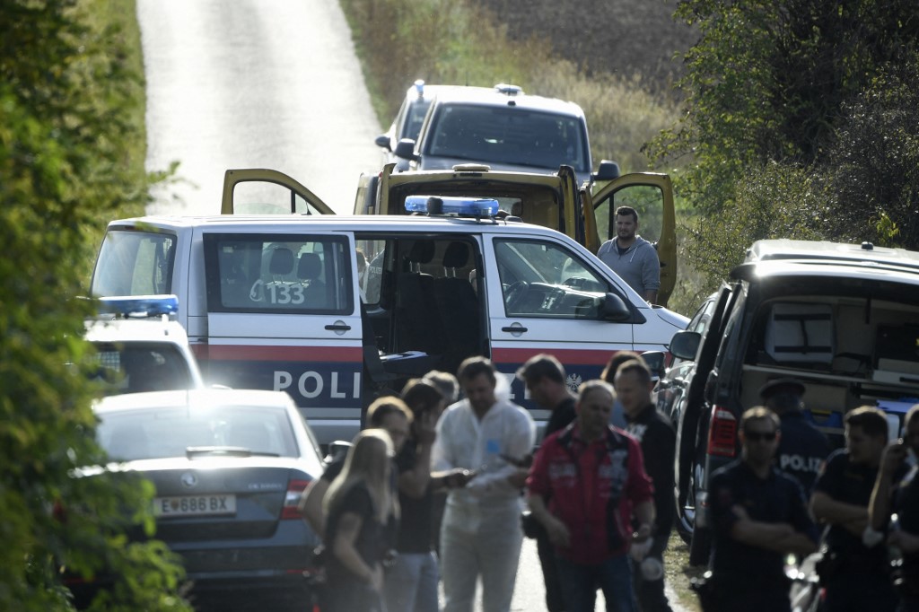 Menekültek ültek a lángoló kerekű, túlzsúfolt utánfutóban