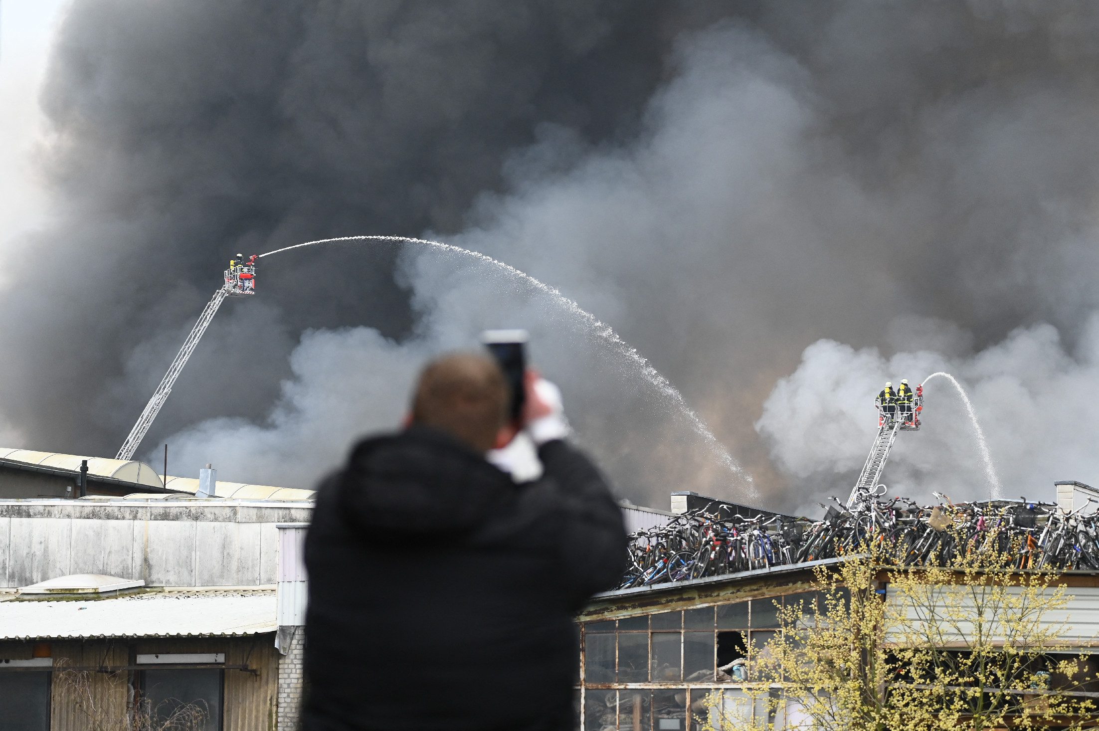 Füstfelhő sodródik Hamburg belvárosa felé, mérgező anyagokat is tartalmaz