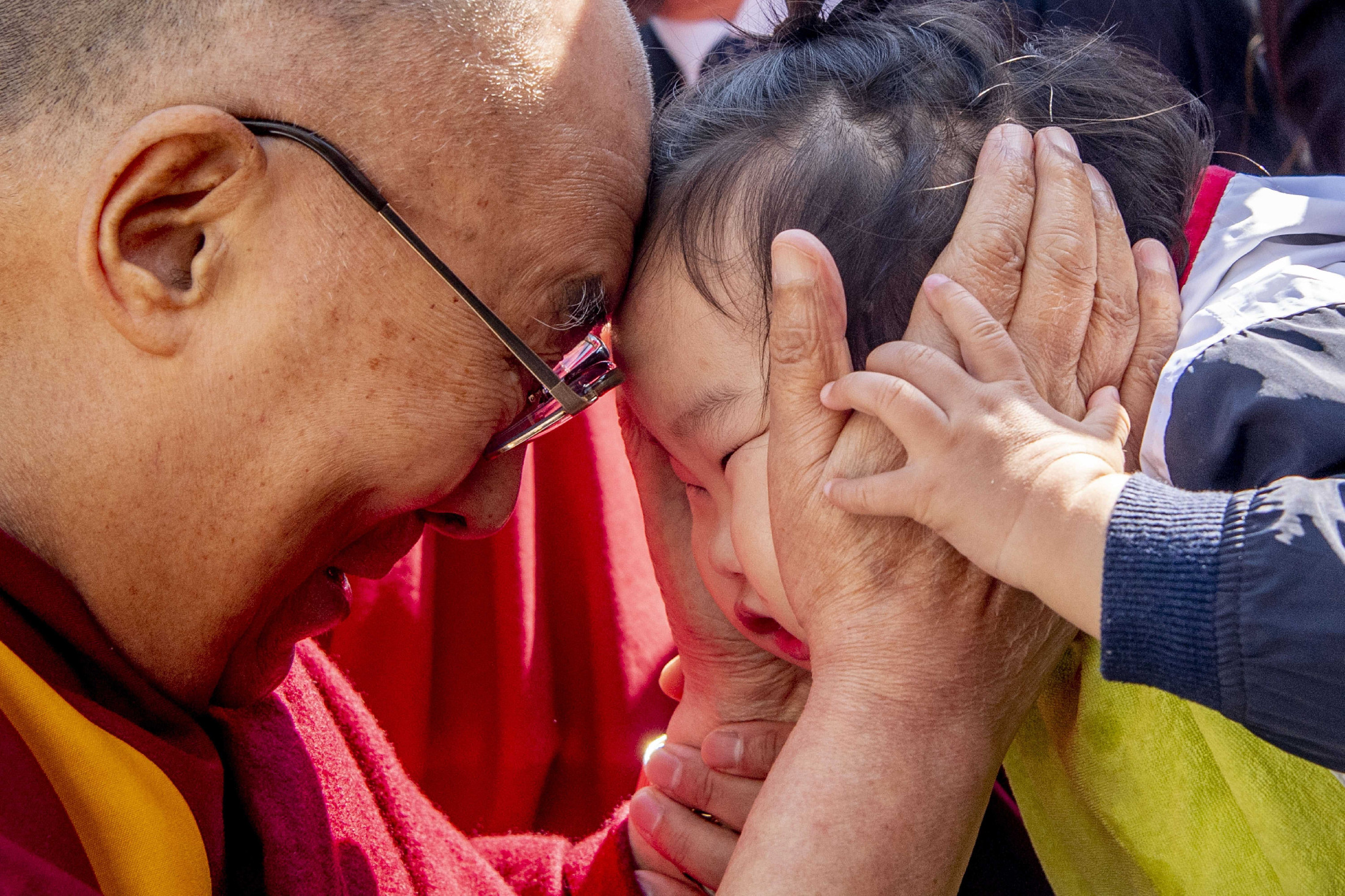 Bocsánatot kért a dalai láma, miután azt kérte egy kisfiútól, hogy „szopogassa a nyelvét”