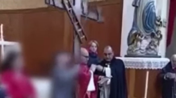 Videó: kupán vágta a kereszttel a ministráns fiú a papot