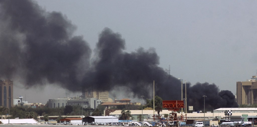 Tűz ütött ki egy kartúmi fegyvergyár közelében