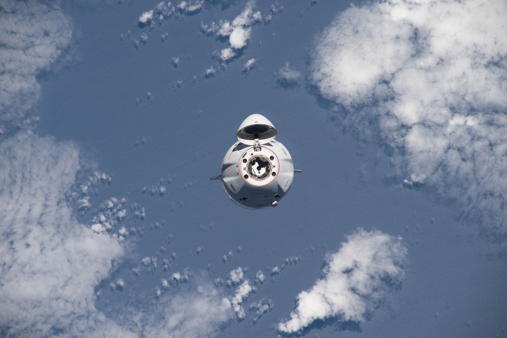 Űrparadicsommal tért vissza a Földre egy SpaceX-űrhajó