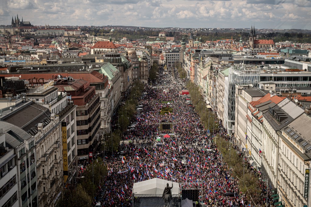 Tízezrek vettek részt az újabb kormányellenes tüntetésen Prágában