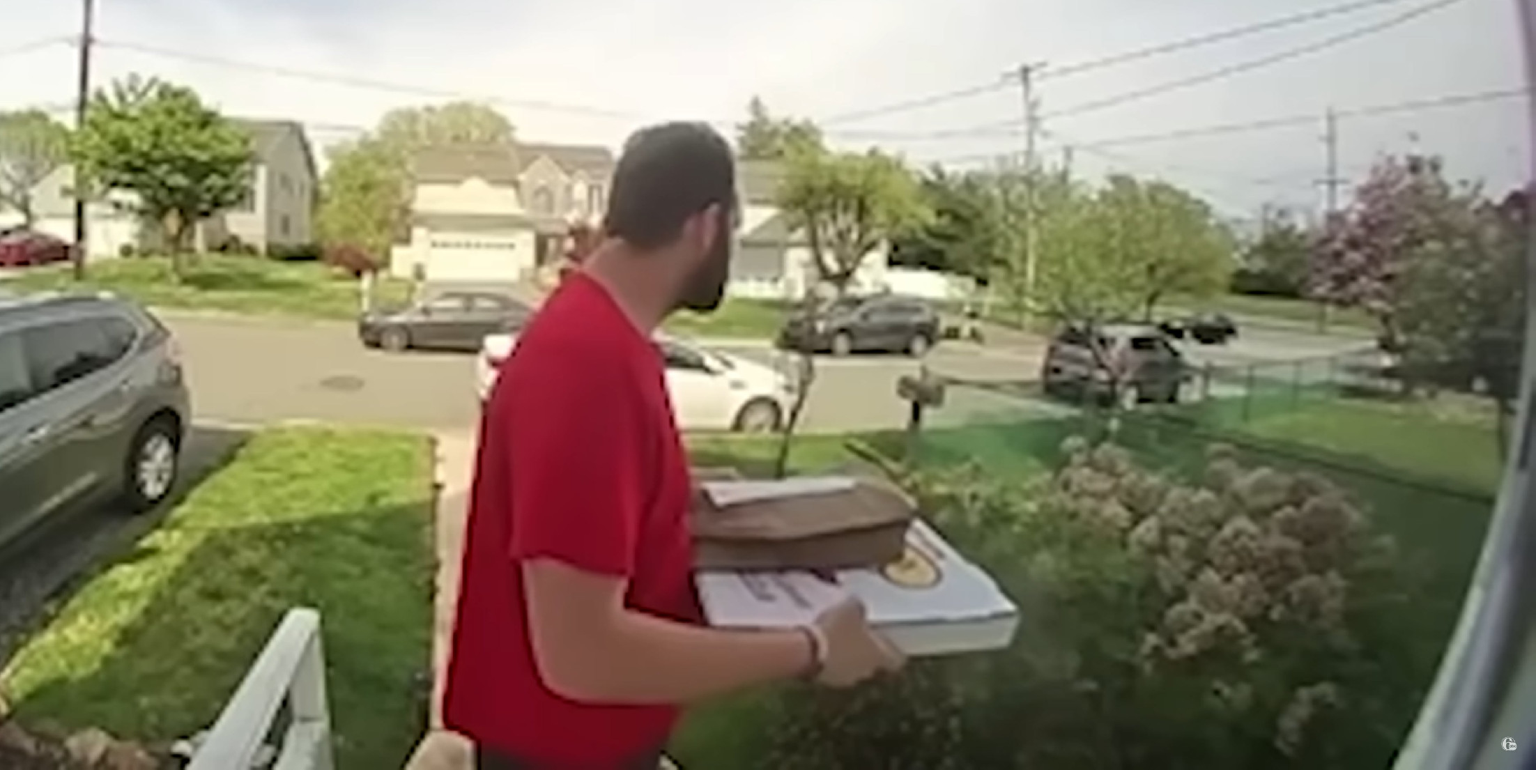 Autótolvajt kapcsolt le egy arra járó pizzafutár