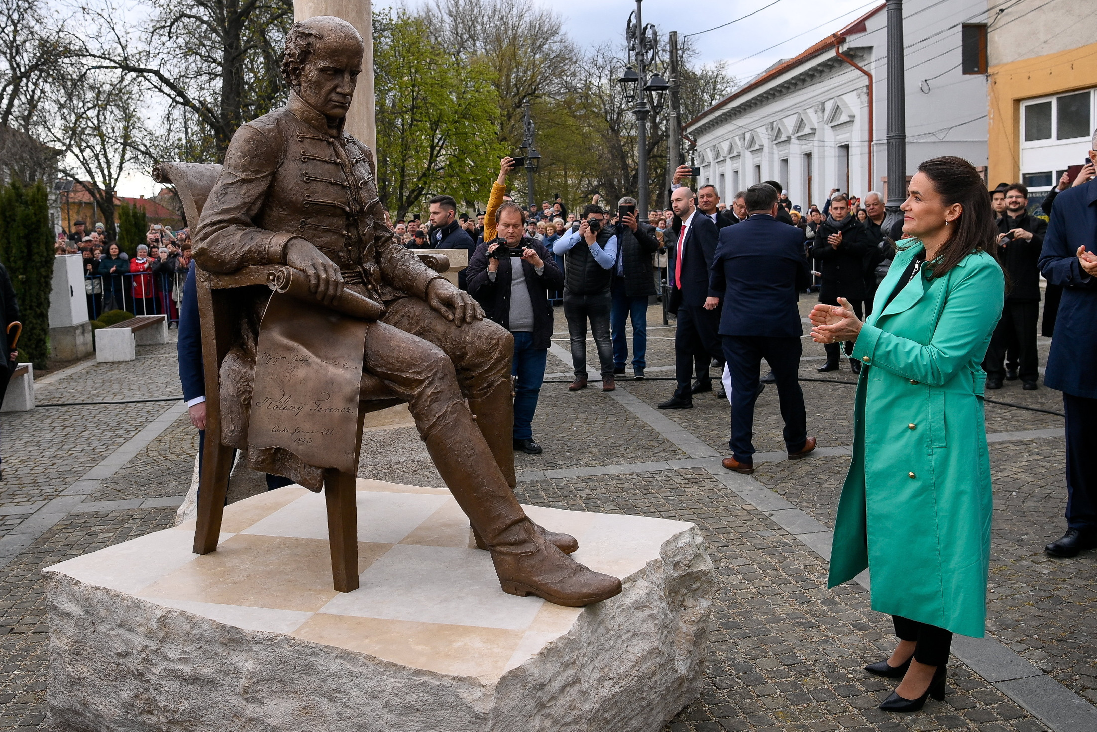 Megbírságolták a nagykárolyi polgármesteri hivatalt a Kölcsey-szobor felirata miatt