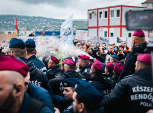 Videó: így fújta le könnygázzal a tüntetőket a rendőrség Orbán hivatala előtt