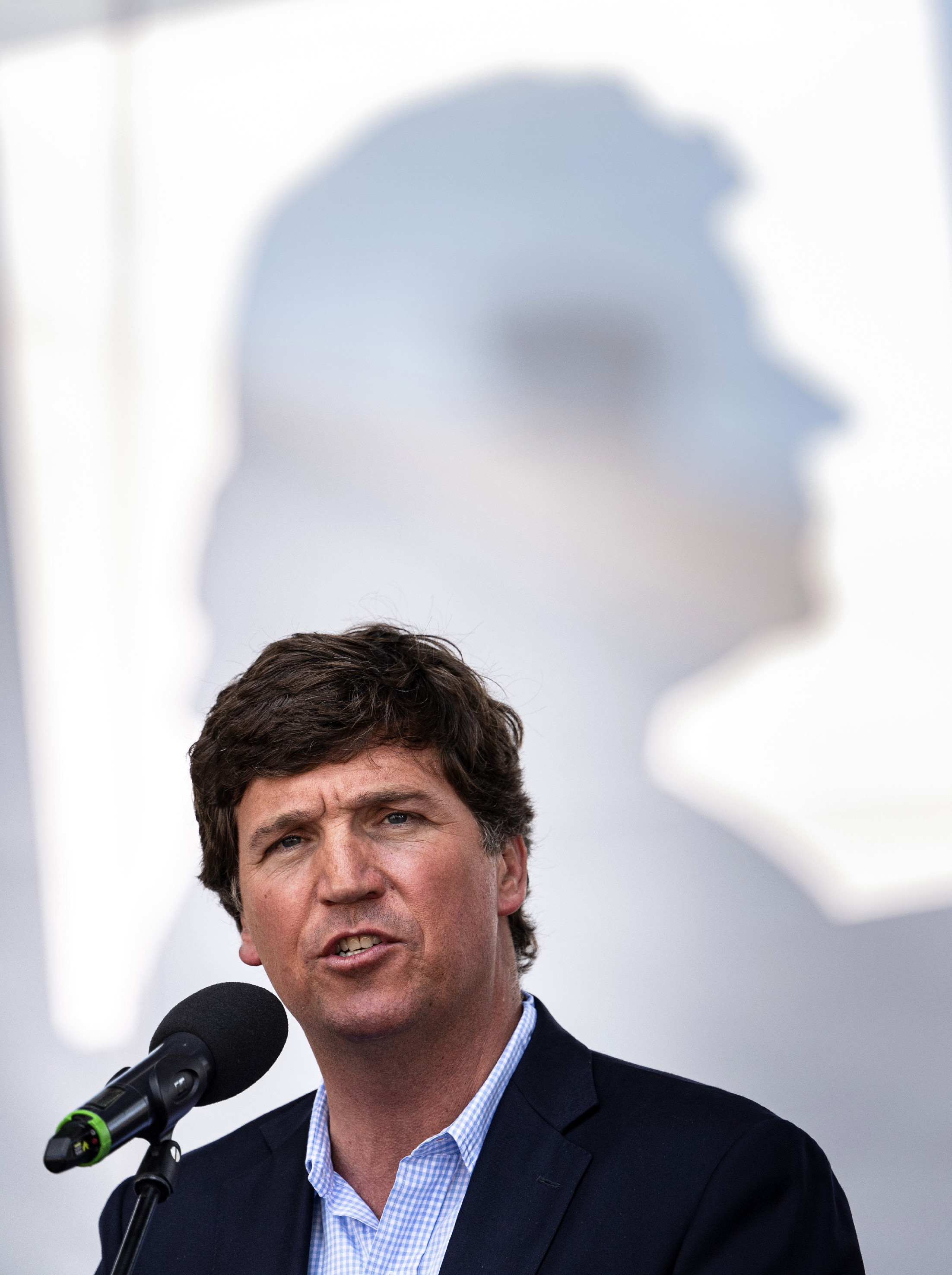 A Twitteren tér vissza Tucker Carlson