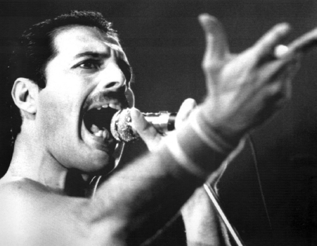Árverés Freddie Mercury cuccaiból