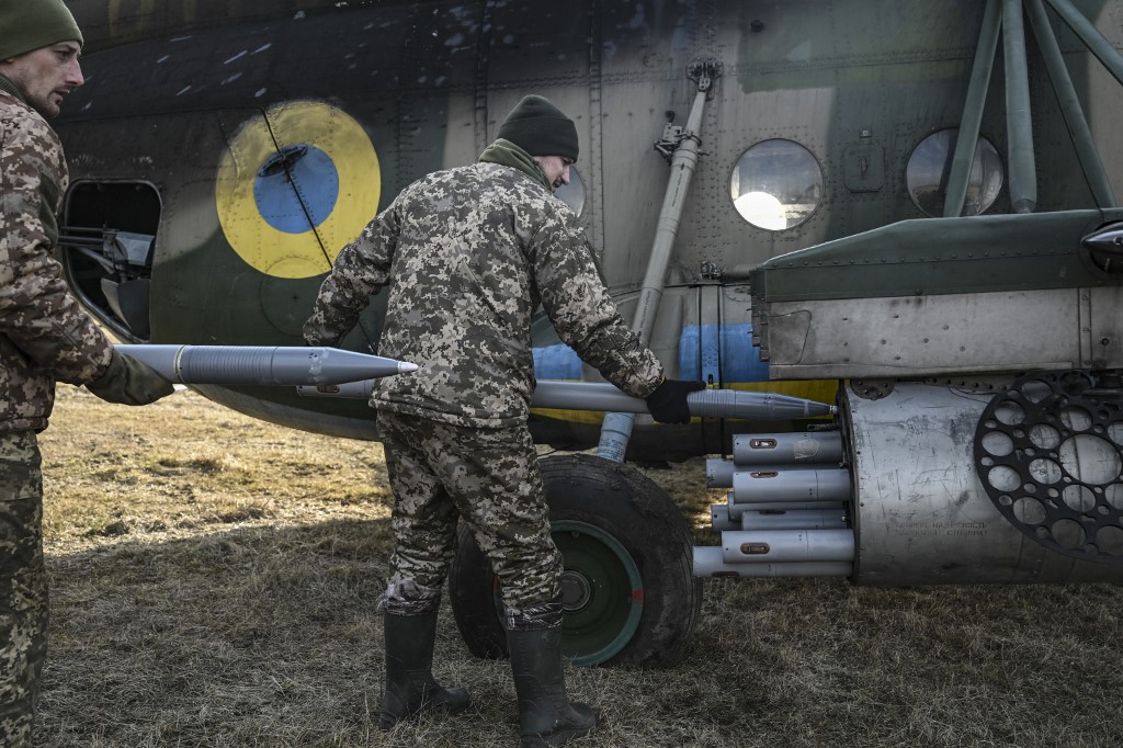 Átlátszó: Magyarországon keresztül szállítottak katonai helikoptereket Ukrajnának