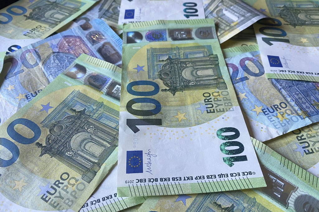 A hamis euróval fizetni a bitcoinért az új pénzcsörgéssel fizetni a pecsenyeillatért