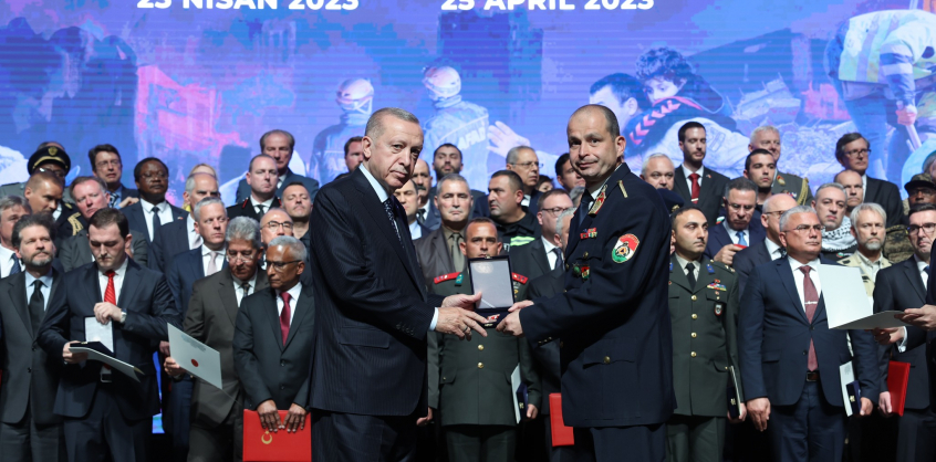 Erdoğan török elnök állami kitüntetéssel mondott köszönetet a Hunor-mentőcsapatnak