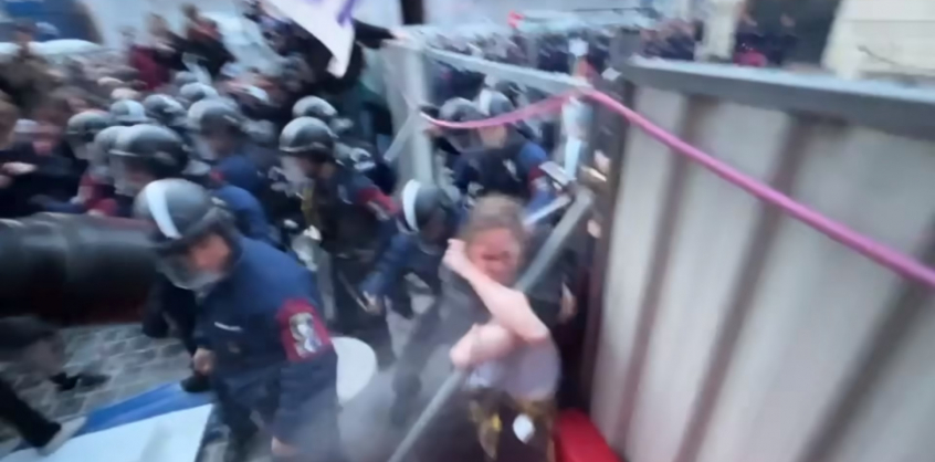 Durva videó arról, ahogy feleslegesen ütnek és fújnak le könnygázzal egy diákot