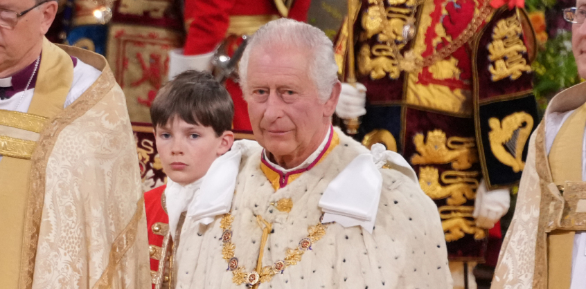 Károly királyt két perc késéssel koronázták meg: fotók-videó