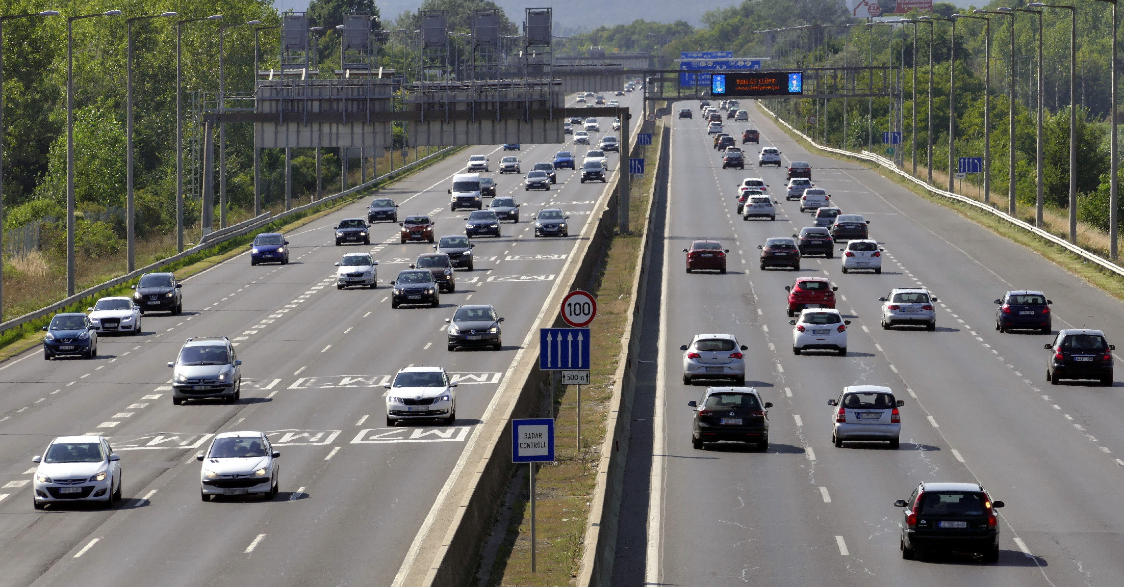 Több mint 15 kilométeres torlódás az M1-esen Győrnél