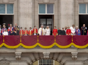 Károly király és Kamilla királyné az erkélyről üdvözölte a tömeget: Harry herceg ezért nem volt mellettük