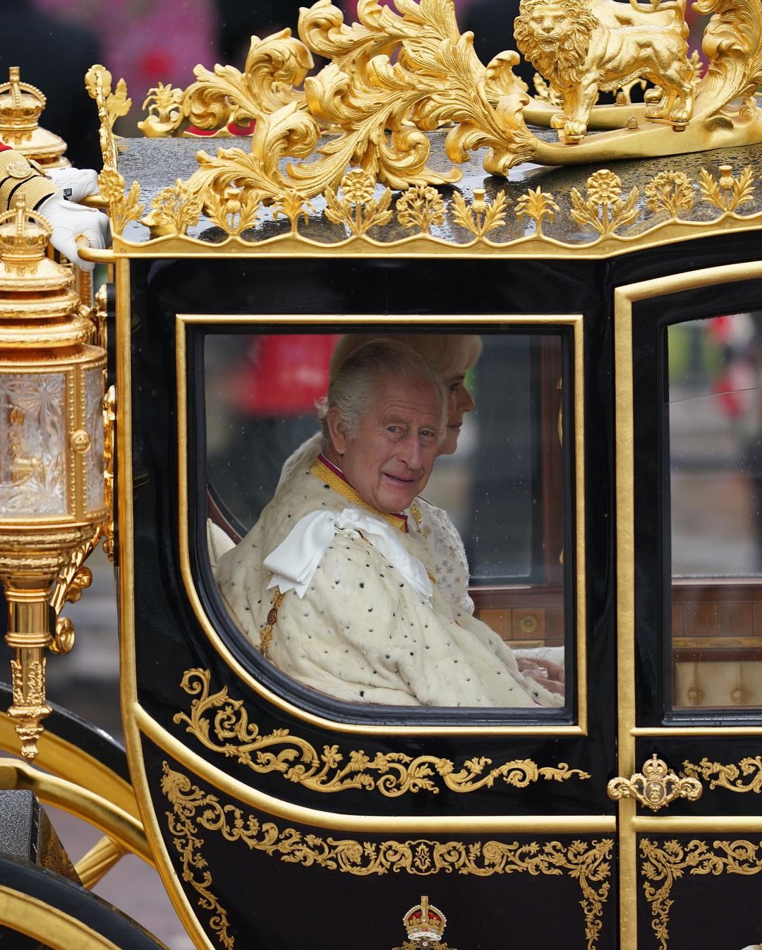 Kamilla királyné viseli Erzsébet királynő egykori nyakláncát a koronázáson