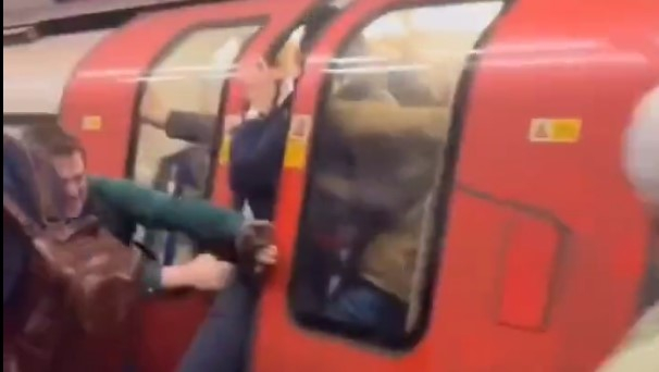 Pánik a londoni metróban: dőlt a füst az egyik szerelvényből