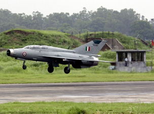 Civil áldozatokra zuhant az indiai légierő gépe - a pilóta túlélte 