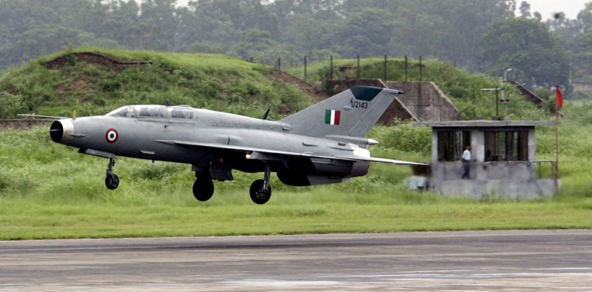 Civil áldozatokra zuhant az indiai légierő gépe - a pilóta túlélte 