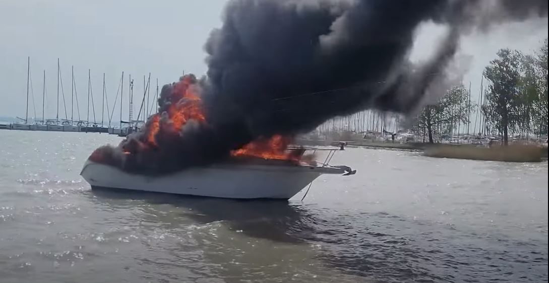 Videó: Felgyulladt egy hajó a Balatonon