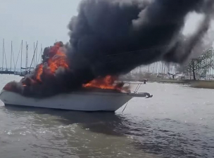 Videó: Felgyulladt egy hajó a Balatonon