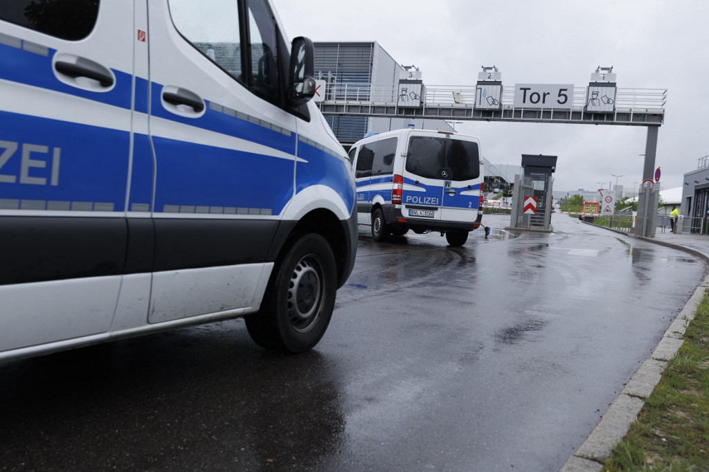 Halálos lövlöldözés a a Mercedes-gyárban – Helikopterekkel vonultak ki a rendőrök