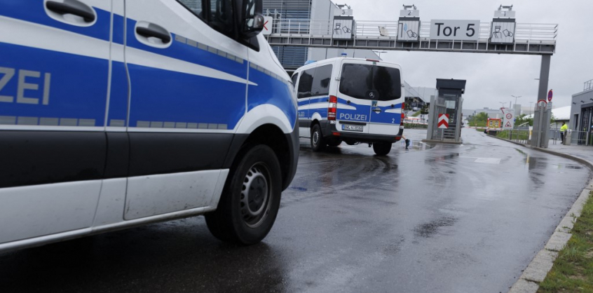 Halálos lövlöldözés a a Mercedes-gyárban – Helikopterekkel vonultak ki a rendőrök